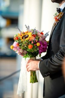 Πολύχρωμη νυφική ανθοδέσμη με ηλιοτρόπια