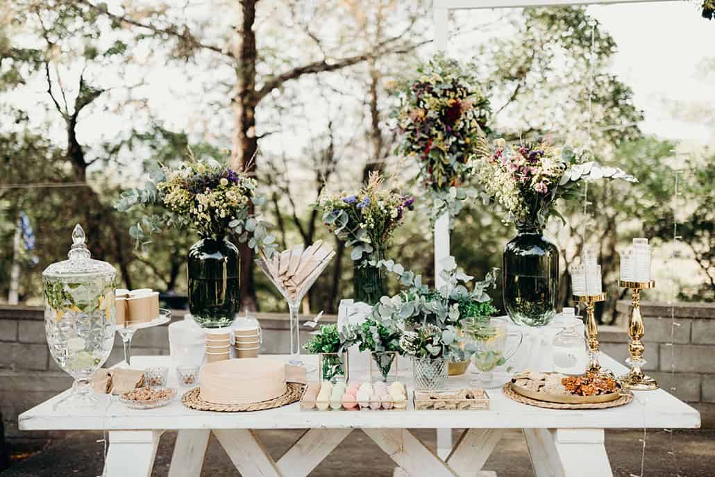 Εντυπωσιακός μποέμ στολισμός γάμου με λουλούδια του αγρού