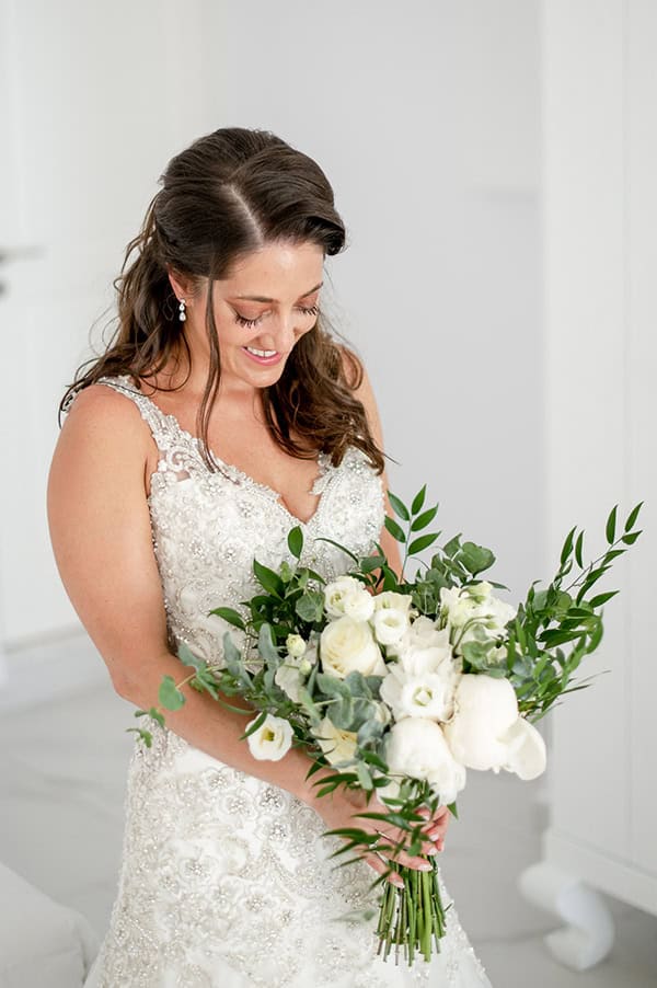 romantic-wedding-santorini-island-impressive-white-blue-florals_09