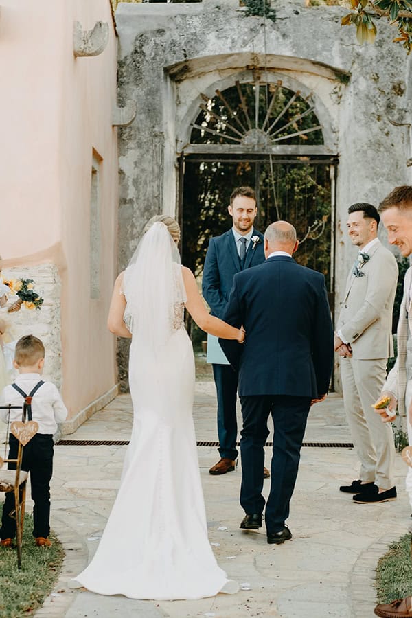 rustic-fall-wedding-corfu-sunflowers_17