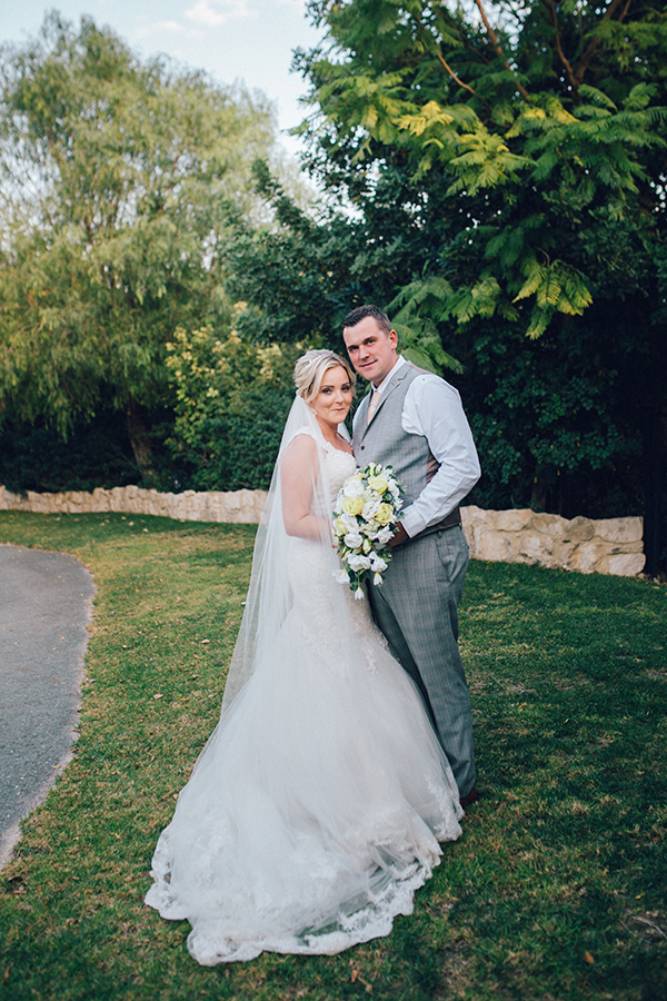 rustic-wedding-vasilias-nikoklis-inn-white-flowers_01x