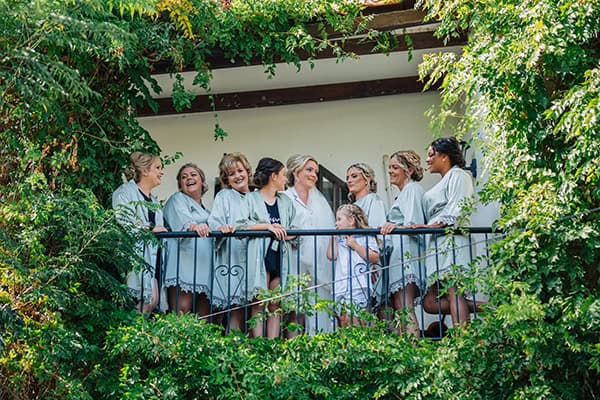 rustic-wedding-vasilias-nikoklis-inn-white-flowers_03x