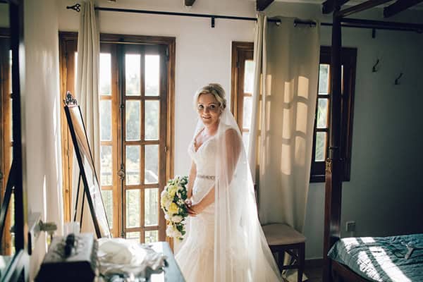 rustic-wedding-vasilias-nikoklis-inn-white-flowers_08x