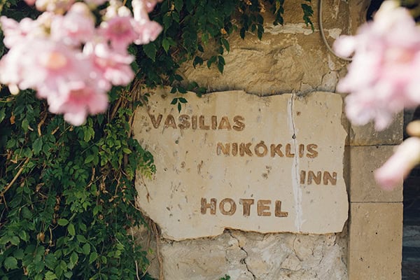 rustic-wedding-vasilias-nikoklis-inn-white-flowers_10