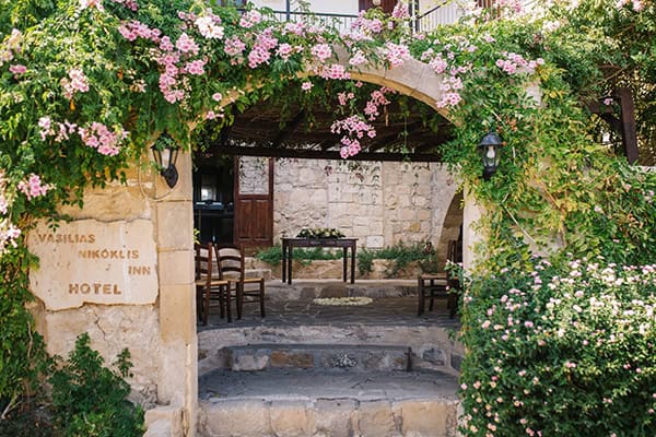 rustic-wedding-vasilias-nikoklis-inn-white-flowers_11