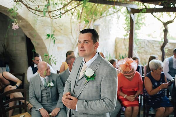 rustic-wedding-vasilias-nikoklis-inn-white-flowers_14