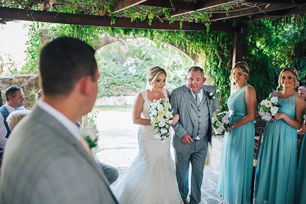 rustic-wedding-vasilias-nikoklis-inn-white-flowers_15
