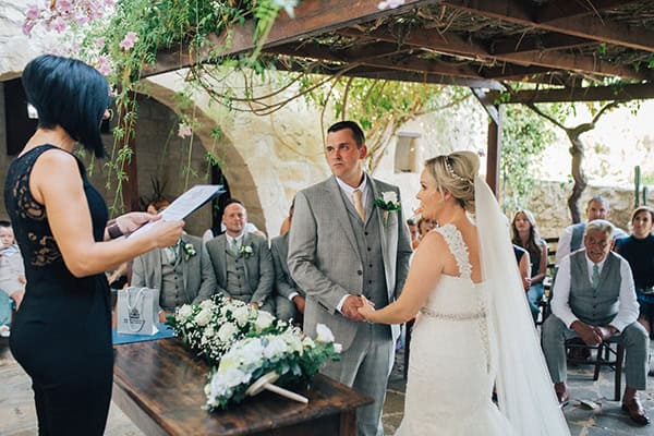 rustic-wedding-vasilias-nikoklis-inn-white-flowers_17