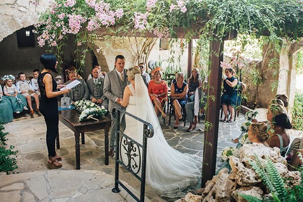 rustic-wedding-vasilias-nikoklis-inn-white-flowers_20