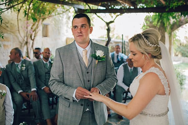 rustic-wedding-vasilias-nikoklis-inn-white-flowers_22