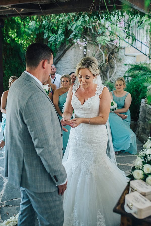 rustic-wedding-vasilias-nikoklis-inn-white-flowers_23