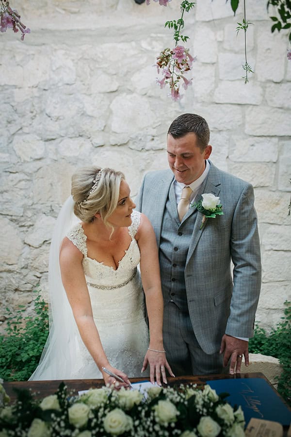 rustic-wedding-vasilias-nikoklis-inn-white-flowers_25