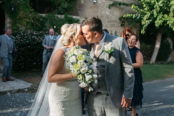 rustic-wedding-vasilias-nikoklis-inn-white-flowers_29