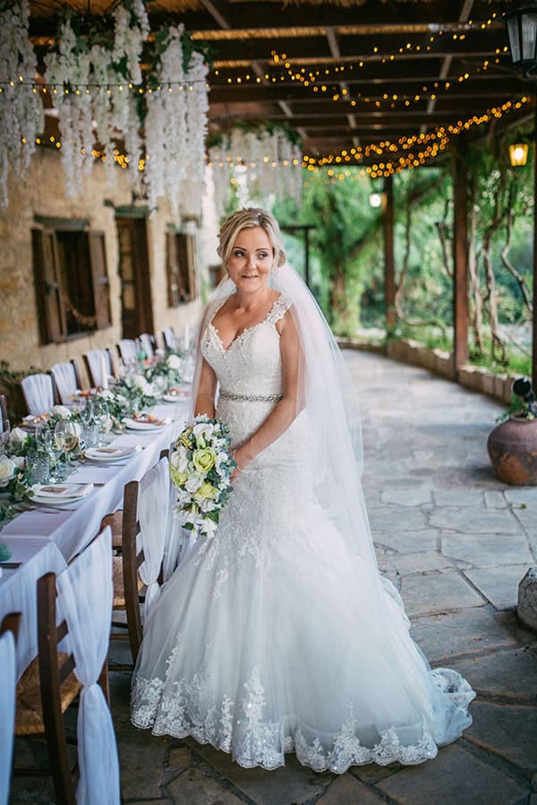 rustic-wedding-vasilias-nikoklis-inn-white-flowers_32x