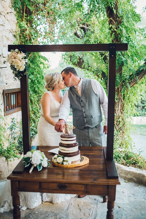 rustic-wedding-vasilias-nikoklis-inn-white-flowers_39