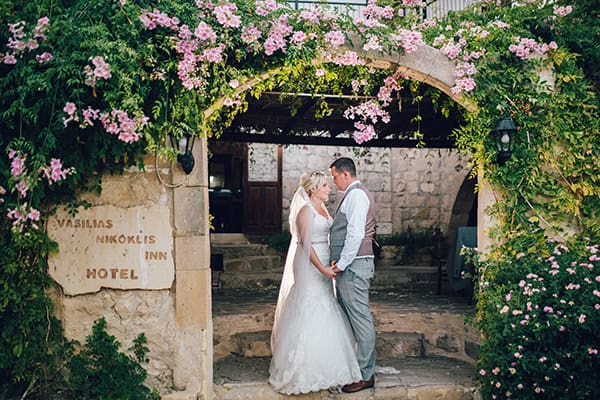 rustic-wedding-vasilias-nikoklis-inn-white-flowers_41