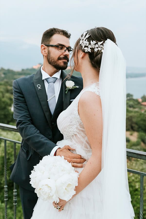 summer-wedding-white-hydrangeas-elegant-touches_02x