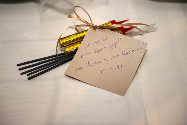 Προτώτυπη ιδέα με βεγγαλικά για τον πρώτο χορό