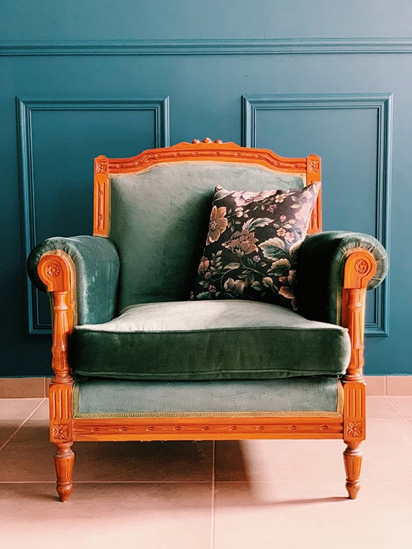 vintage-luxury-furniture-ultra-chic-wedding-party_08x