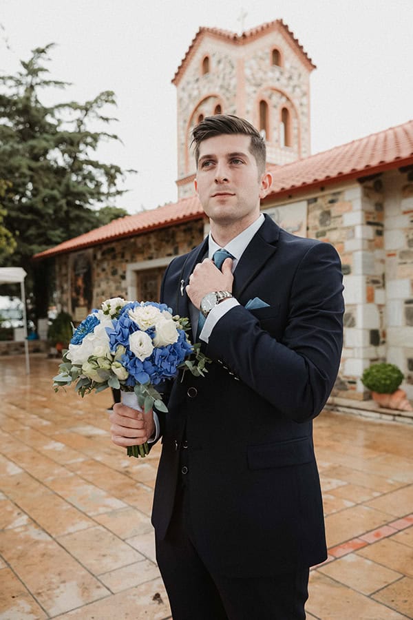 beautiful-fall-wedding-royal-blue-white-hues_08x