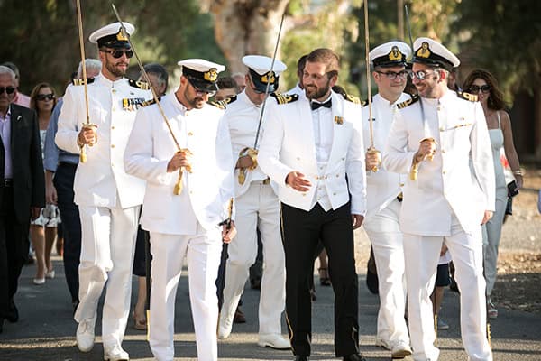 beautiful-military-wedding-hydrangeas-roses_03