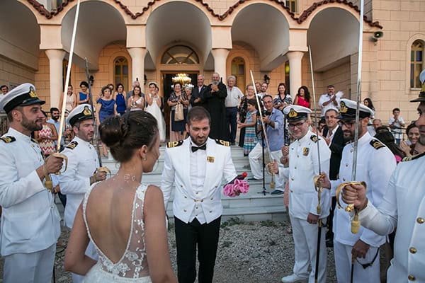 beautiful-military-wedding-hydrangeas-roses_27x
