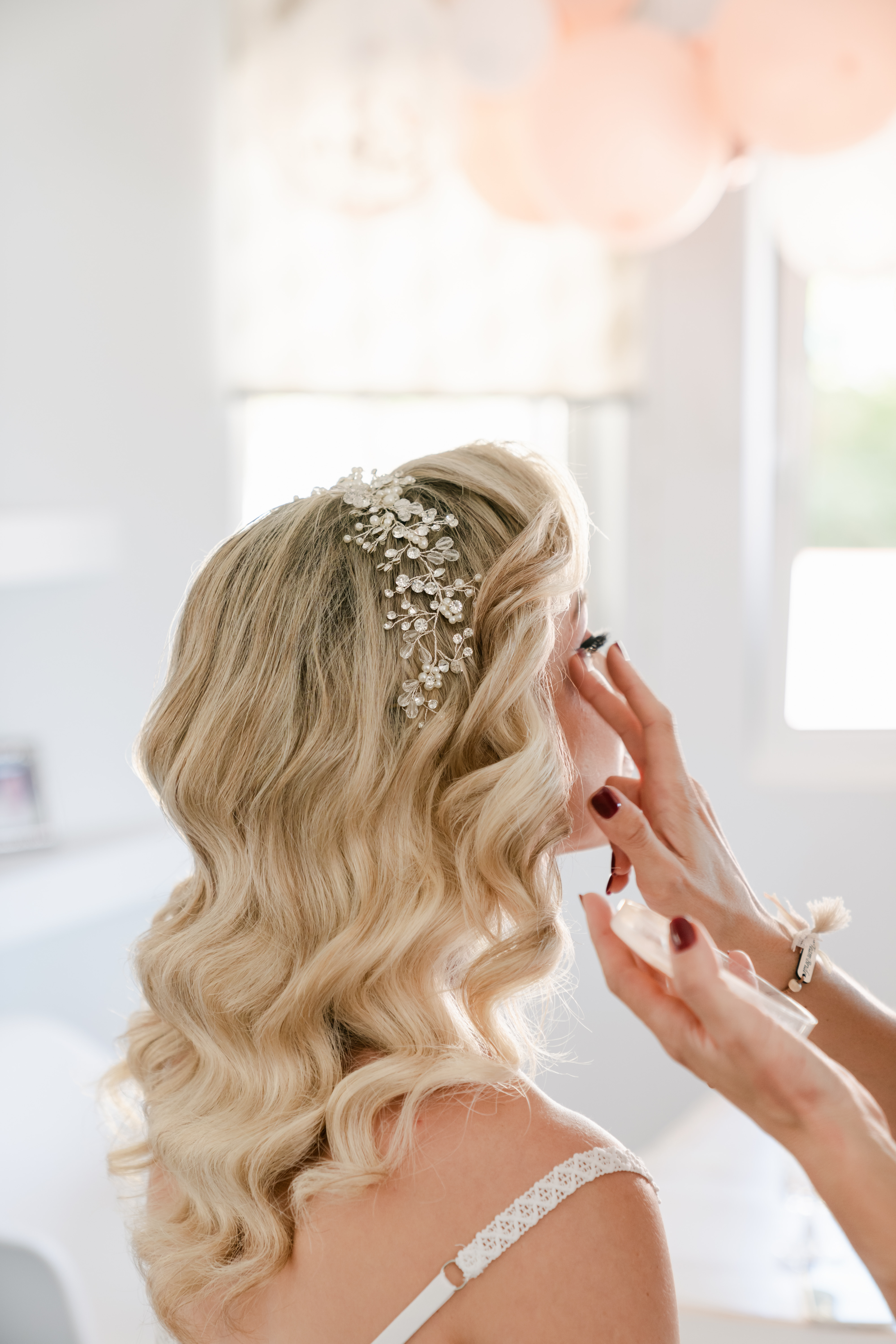 Νυφικό χτένισμα με εντυπωσιακές μπούκλες