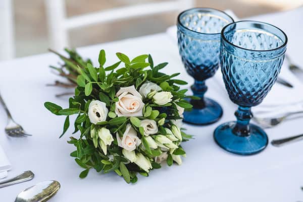 chic-wedding-athens-white-blooms-blue-touches_09