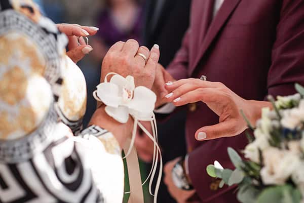 chic-wedding-athens-white-blooms-blue-touches_17