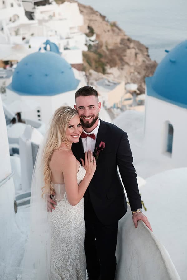 intimate-wedding-santorini-island-burgundy-hues-bright-letters_01