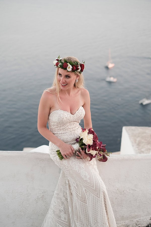 intimate-wedding-santorini-island-burgundy-hues-bright-letters_04
