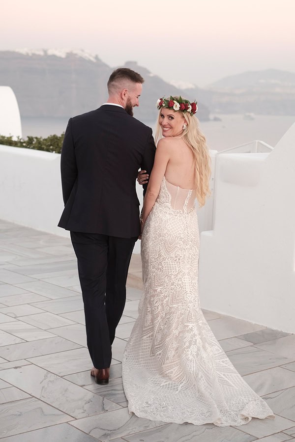 intimate-wedding-santorini-island-burgundy-hues-bright-letters_05
