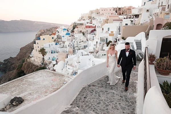 intimate-wedding-santorini-island-burgundy-hues-bright-letters_06
