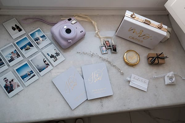 intimate-wedding-santorini-island-burgundy-hues-bright-letters_08