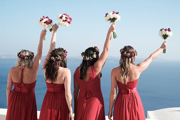 intimate-wedding-santorini-island-burgundy-hues-bright-letters_11