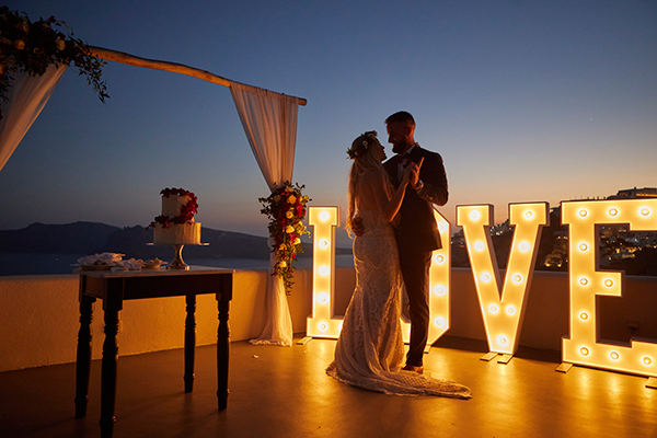 intimate-wedding-santorini-island-burgundy-hues-bright-letters_44