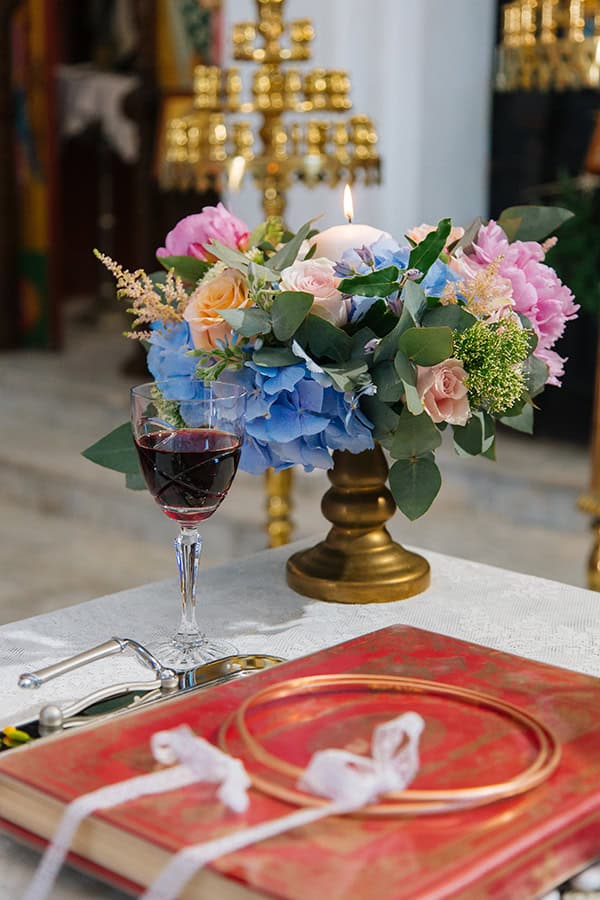 Χαμηλή λαμπάδα εκκλησίας σε vintage κηροπήγιο