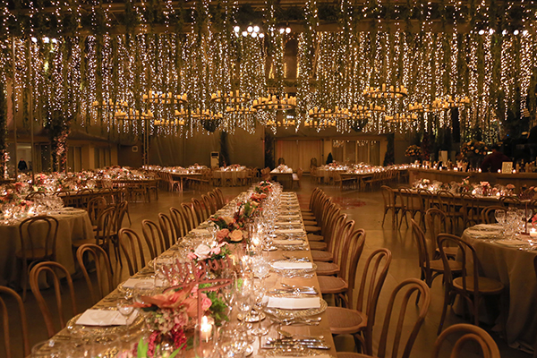 Luxurious ιδέες διακόσμησης γάμου με χαμηλό φωτισμό και ρομαντική ατμόσφαιρα