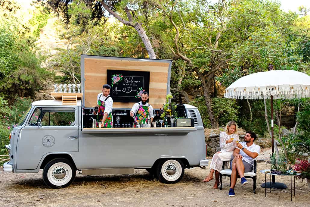 Πρωτότυπη ιδέα για να απογειώσετε τη διασκέδαση στο γαμήλιο πάρτι σας προσφέροντας δροσιστικά cocktails │ Myga Mobile Bar