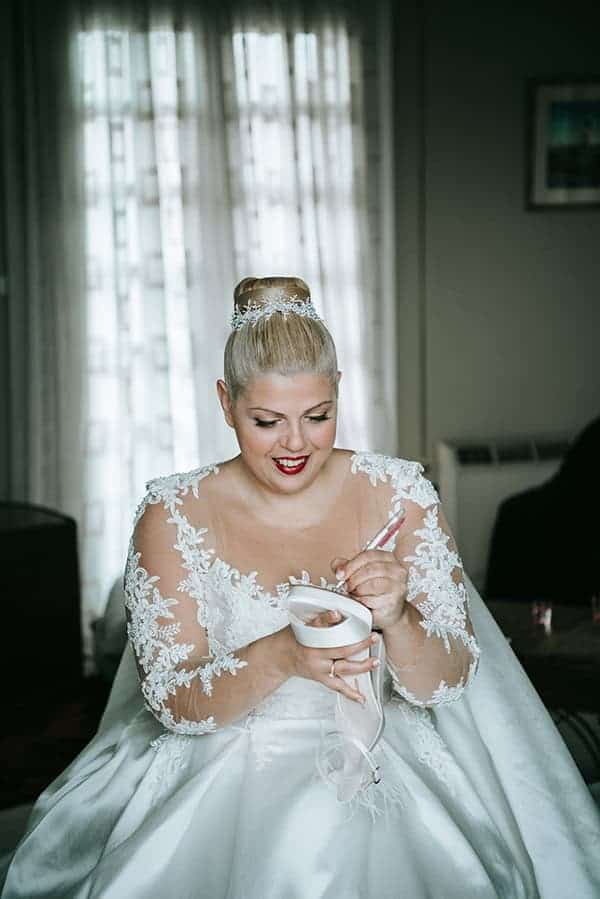 winter-wedding-white-roses-amaryllis_07