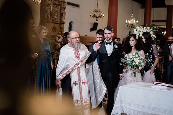 autumn-wedding-nicosia-white-florals-gold-touches_12