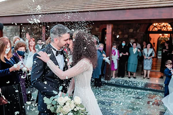 autumn-wedding-nicosia-white-florals-gold-touches_14