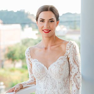 Chic καλοκαιρινός γάμος στην Πάτρα με ολόλευκα λουλούδια | Αθηνά & Θοδωρής