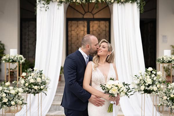 chic-summer-wedding-white-flowers-gold-accents_01