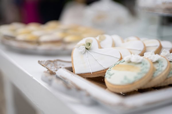 chic-summer-wedding-white-flowers-gold-accents_11x