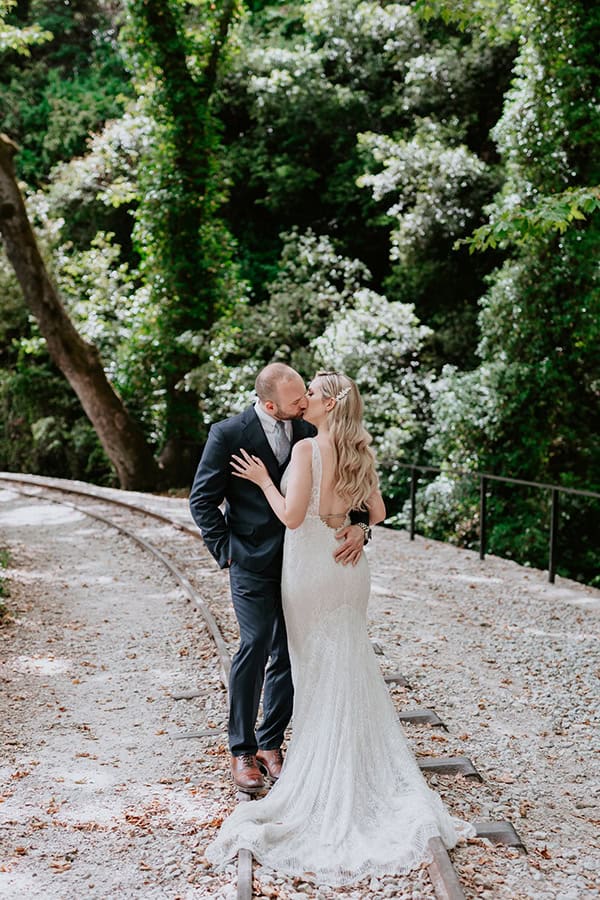 chic-summer-wedding-white-flowers-gold-accents_31