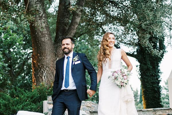 Ρομαντικός καλοκαιρινός γάμος στο Βόλο με λευκά τριαντάφυλλα και ελιά │ Χριστίνα & Απόστολος