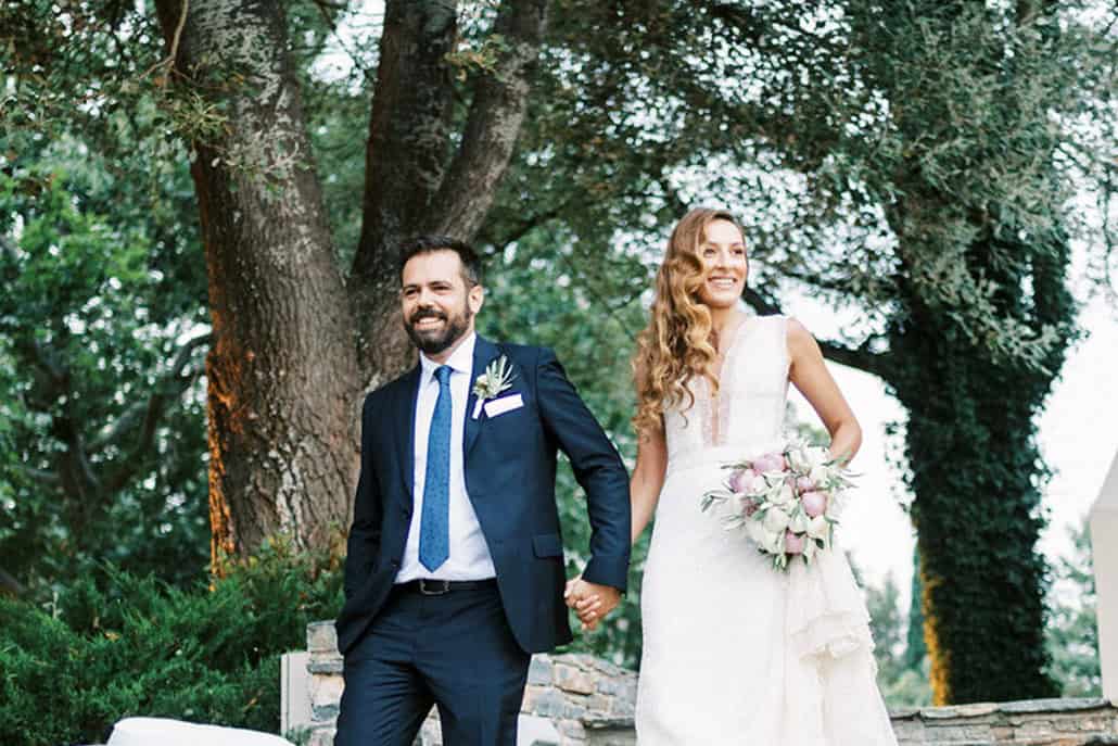 Ρομαντικός καλοκαιρινός γάμος στο Βόλο με λευκά τριαντάφυλλα και ελιά │ Χριστίνα & Απόστολος