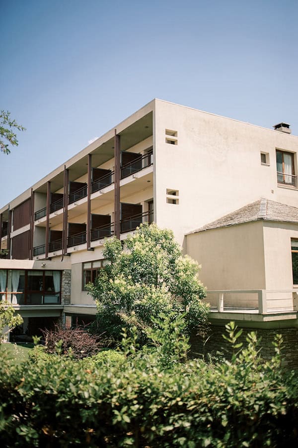 romantic-summer-wedding-volos-white-roses-olives_04x