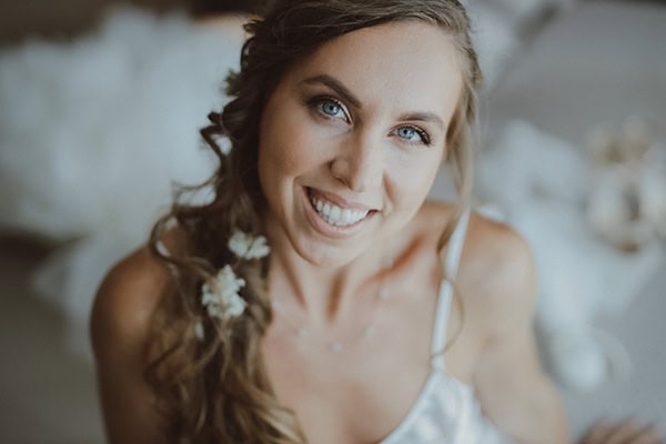 summer-wedding-athens-dressed-white-colors-beautiful-florals_08